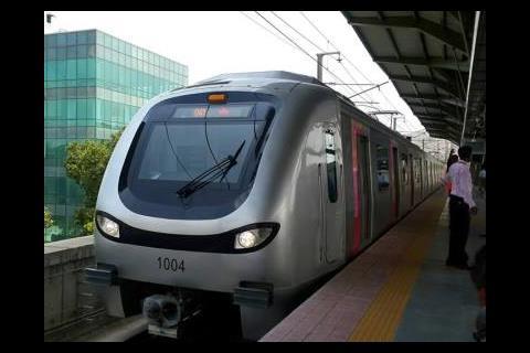 tn_in-mumbai_metro_train_in_platform.jpg